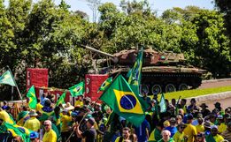 VÍDEO: Dezenas de pessoas participam de ato em frente ao 14º RCMec