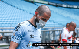 Em jogo com portões fechados e protesto, Grêmio vence o São Luiz de virada na Arena
