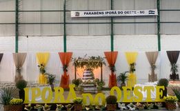 Corte do bolo marca comemoração de 36 anos de Iporã do Oeste
