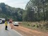 Jovem morre e outro fica gravemente ferido em colisão entre moto e caminhão na SC-155