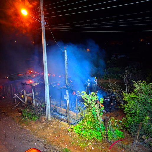 Casa fica destruída por incêndio na madrugada desta terça-feira 