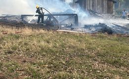 Fogo em vegetação se espalha e atinge galpão no interior de Belmonte