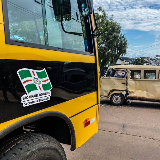 Colisão entre Ônibus e Kombi deixa homem ferido em SMO; vídeo