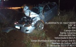 Condutor perde o controle da direção e sai da pista na SC-305