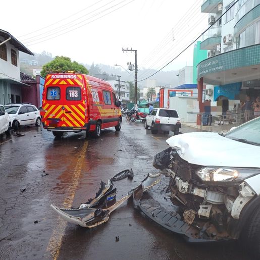 Mulher sofre ferimentos em colisão de veículos em Itapiranga