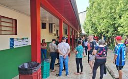 E.E.B.Padre Balduíno Rambo de Tunápolis registra fila de eleitores neste domingo