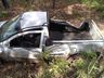 Carro sai da pista e colide em árvore na SC 496