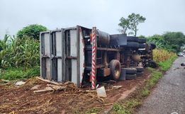 Motorista sofre ferimentos em tombamento de caminhão na SC 163