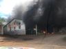 Incêndio de grandes proporções atinge galpão com maquinários no interior