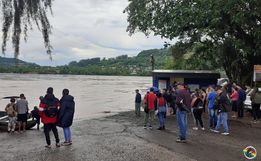 Travessia de balsa é interrompida em Itapiranga; nível do Rio Uruguai já chega próximo dos 9 metros