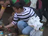Moradores pegam alimentos da lama após passagem de ciclone no RS