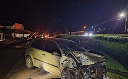 Colisão em poste causa engavetamento de quatro veículos 