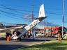 Avião cai no meio da rua e chega a tocar em carro na divisa entre SC e PR