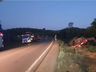 Caminhão tomba e motorista morre prensado na cabine