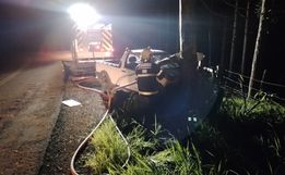 Princípio de incêndio atinge veículo depois de bater em árvore na SC-305 