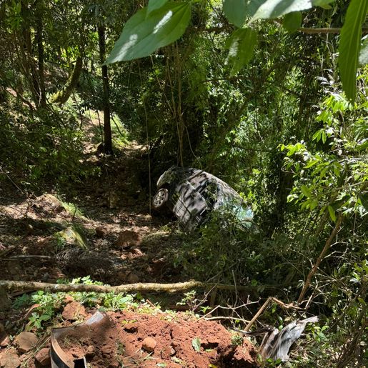 Carro cai em ribanceira de 100 metros no interior de São João do Oeste