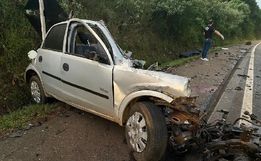 Carro parte ao meio em acidente com caminhão e uma pessoa morre
