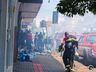 Bombeiros trabalham no rescaldo do incêndio no Super Vipi Center