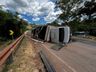 Caminhão com bovinos tomba na BR 282 e deixa uma pessoa ferida em SMO