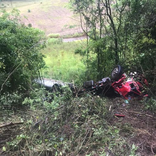 Motorista de 22 anos sofre ferimentos em capotamento de caminhão na SC 305