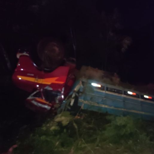 Motorista perde o controle de caminhão e acaba capotando na SC 161