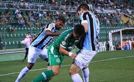 Grêmio bate a Chapecoense por 3 a 1 e segue vivo no Brasileirão