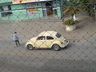 VÍDEO: Motorista de Fusca atropela mulher e vítima é arremessada