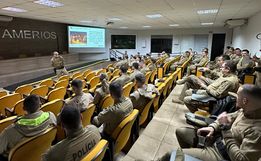 Policiais militares participam de revitalização no auditório da AMERIOS, em Maravilha