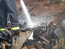 Bombeiros combatem incêndio em depósito de madeira