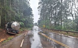 Caminhão sai da pista e colide em árvore na SC-157
