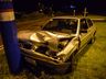 VÍDEO: Condutor colide com o carro em caminhão e depois em poste
