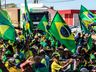VÍDEO: Dezenas de pessoas participam de ato em frente ao 14º RCMec