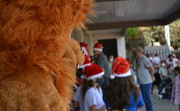 Campanha “Um presente de Natal” reúne crianças para entrega de presentes