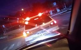 Polícia aplica multa por descumprimento de medidas restritivas após denúncia