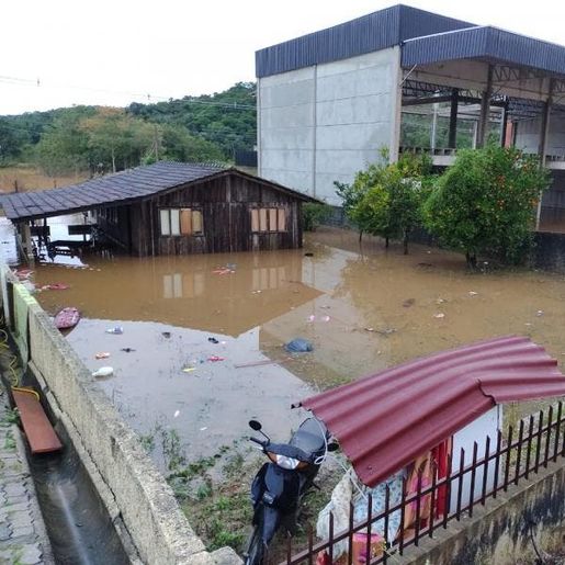 Chuva provoca alagamentos e deslizamentos em cidades de Santa Catarina