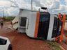 Caminhão carregado de frango sai da pista e tomba na BR-163 em São José do Cedro