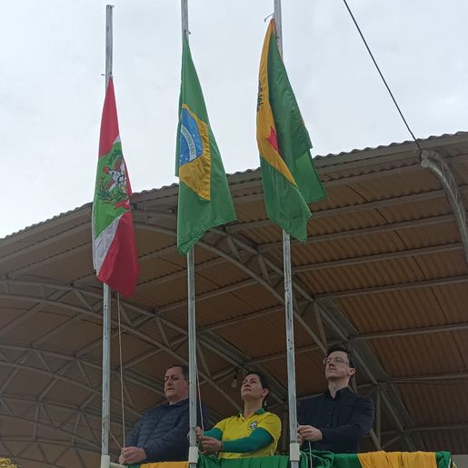 Desfile Cívico em Guarujá do Sul reúne grande público no Dia da Independência