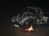 Fusca é destruído por incêndio durante a madrugada 