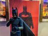 Jovem fantasiado de Batman assiste filme no Cine Peperi; fotos