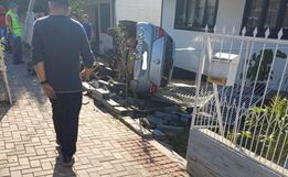 Mulher perde controle de veículo e invade pátio de residência em Mondaí