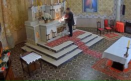 Câmera flagra homem detonando explosivo no altar de igreja histórica em SC