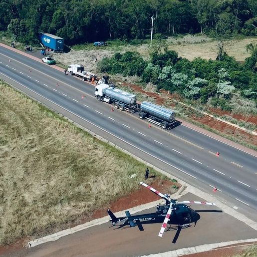 Caminhão sai da pista, bate contra árvore e motorista morre em Chapecó