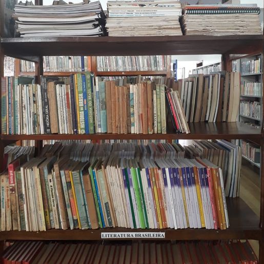Biblioteca de São João do Oeste recebe doação de acervo particular de professor de história