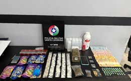 Polícia fecha loja de açaí usada como ponto de drogas e prende dois suspeitos em SC