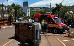 Mulher fica ferida em colisão seguida de capotamento em Descanso
