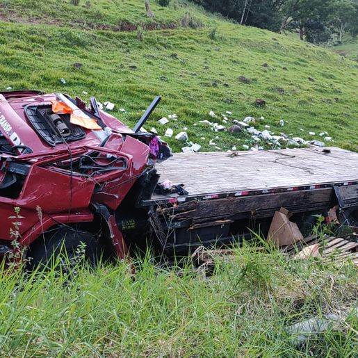 Caminhão de Itapiranga fica sem freios e capota em Guaraciaba