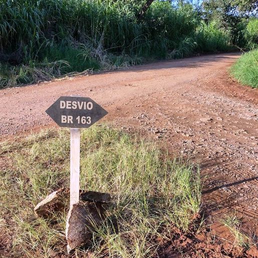 Placas indicativas "Desvio BR 163" são instaladas na área rural de Guaraciaba