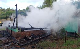 Casa é destruída por incêndio no interior de São João do Oeste