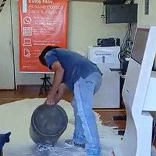 Indignado produtor joga leite em central após 7 dias sem energia
