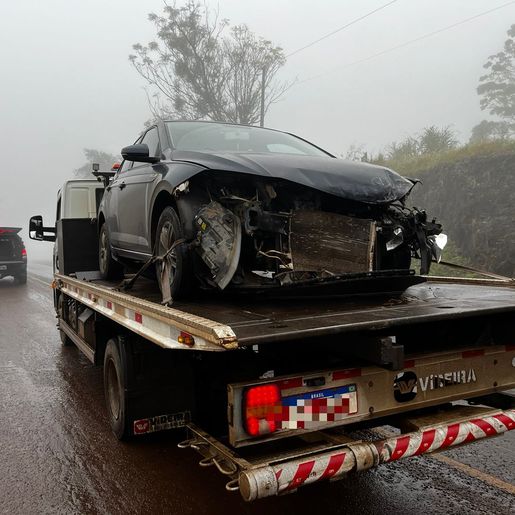 Camioneta sai da pista e capota após colisão na BR 282, em Paraíso